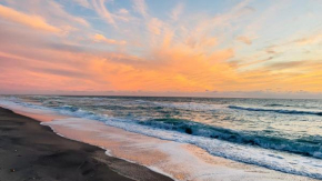 Miles of Private Beach-4BR Beach Access Cottage with SUPs Kyaks-Pets Ok
